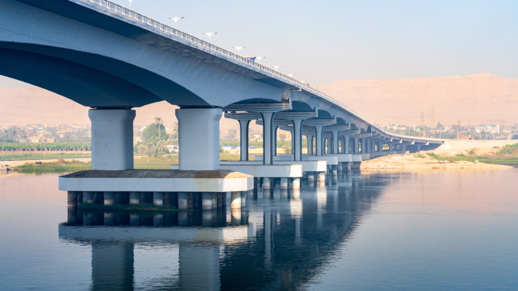 The bridge that connects the West and East Banks. Luxour travel guide